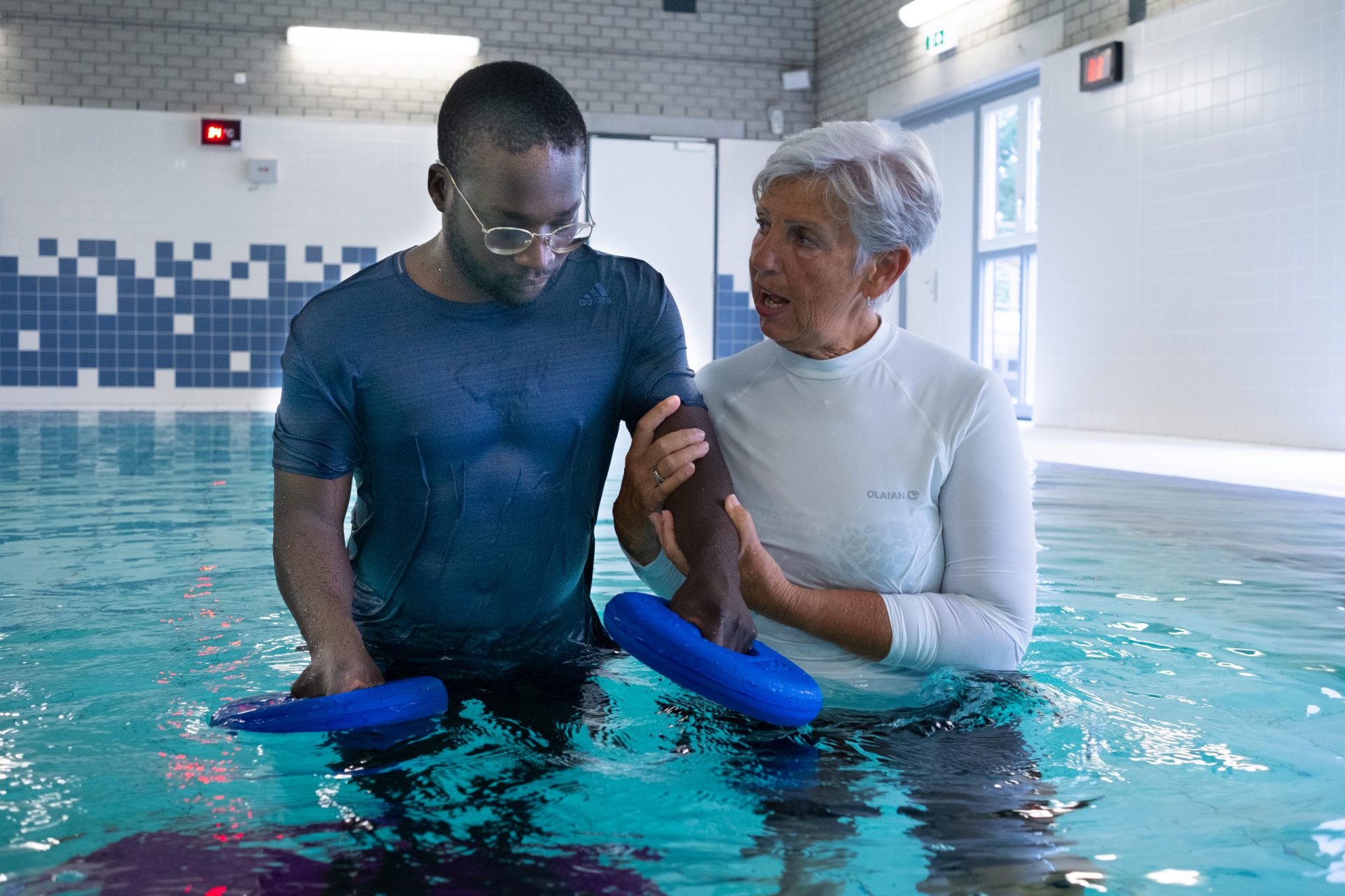 Therapeut en patient in hydrotherapie sessie